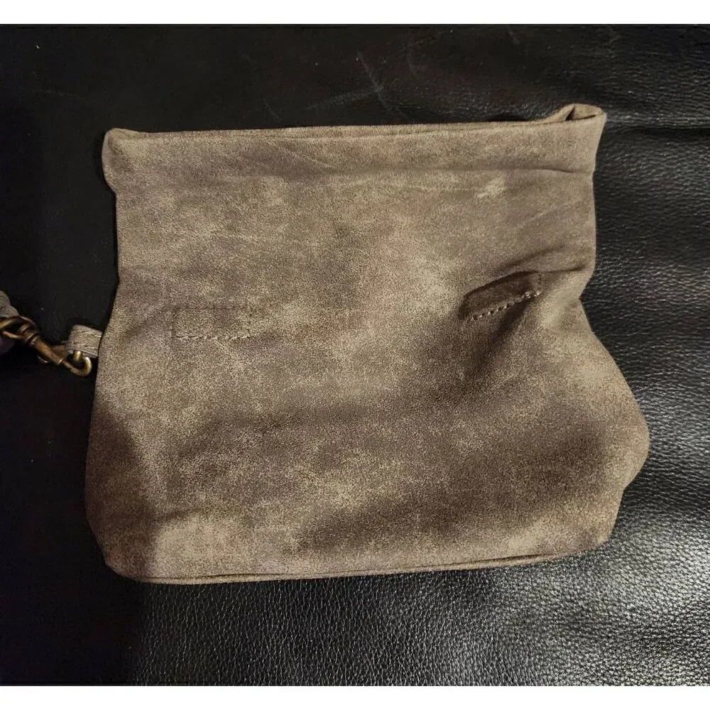💕NWOT Maurices clutch/wristlet with magnetic closure flap. Measures approx 7.5